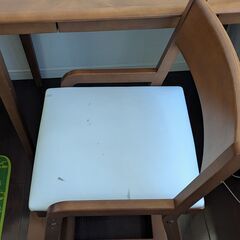 学習机と椅子、袖机、本棚の画像