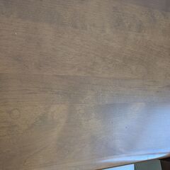 学習机と椅子、袖机、本棚の画像