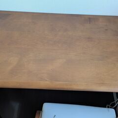 学習机と椅子、袖机、本棚の画像