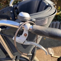 【すぐ乗れます！29日まで！】カーキ色の自転車（カゴ・両立スタンド付）の画像