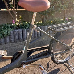 【すぐ乗れます！29日まで！】カーキ色の自転車（カゴ・両立スタンド付）の画像