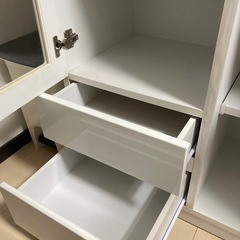 引き取りに来れる方でお願いします　小さめの食器棚の画像