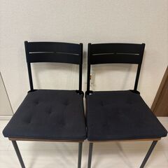 【IKEA】SANDSBERG ダイニングチェア２脚（ブラック／ブラウンステイン）クッション付きの画像