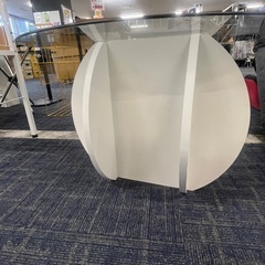 ガラストップテーブルの画像