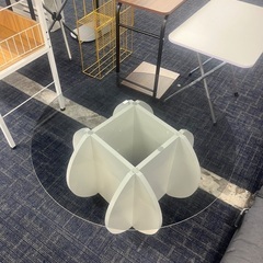 ガラストップテーブルの画像