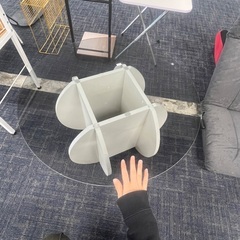ガラストップテーブルの画像