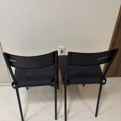 【IKEA】SANDSBERG ダイニングチェア２脚（ブラック／ブラウンステイン）クッション付きの画像