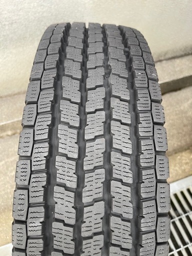 ヨコハマ　スタッドレスタイヤ　195/80 R15トラックバス用4本　