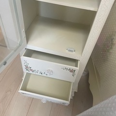 猫足飾り棚の画像