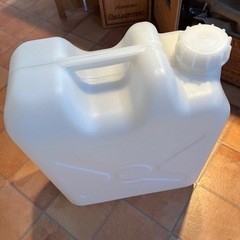 ポリタンク20リットルの画像