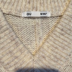 GU ジーユー Vネックニットの画像