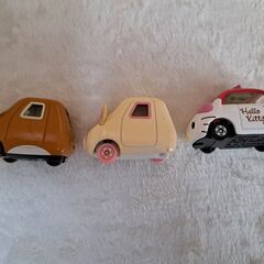 リラックマ・コリラックマ・ハローキティのミニカー３台の画像