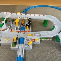 カンカン踏切とトーマス、トミカのセットの画像