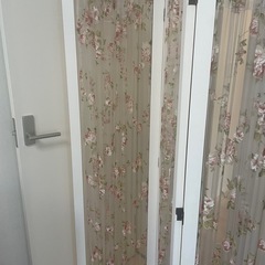 バラ柄パーテーションの画像