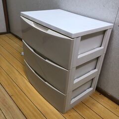 アイリスオーヤマ チェスト 3段 ホワイト 衣類収納 プラスチックケース 押入れ収納 衣装ケース 収納ボックス　【糸島市内 送料無料】251124-4の画像