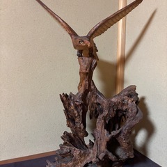 木彫り　鷹の置物の画像