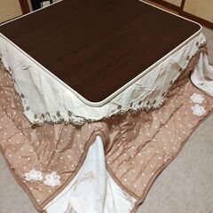 ニトリリバーシブルこたつと布団のセットの画像