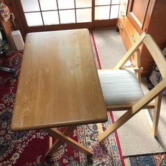 学習テーブルと椅子の画像