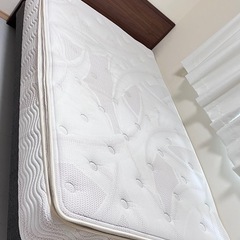 シモンズ SIMMONS セミダブル マットレス　ベッドフレームの画像