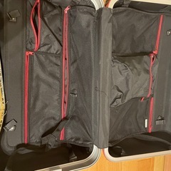 赤いキャリーケースの画像