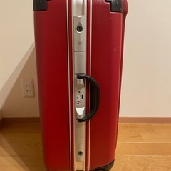 赤いキャリーケースの画像