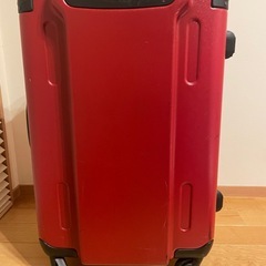赤いキャリーケースの画像
