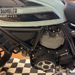 ドカティスクラブラー400の画像