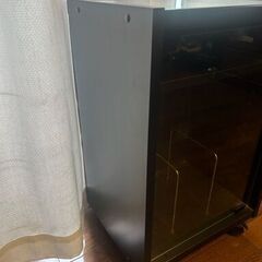 ヤマハピアノ　ワゴン　教本入れ　キャスター付き　ガラス扉　横385×奥行293×高さ594mｍ　②の画像