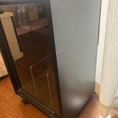 ヤマハピアノ　ワゴン　教本入れ　キャスター付き　ガラス扉　横385×奥行293×高さ594mｍ　②の画像