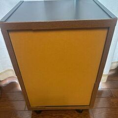 ヤマハピアノ　ワゴン　教本入れ　キャスター付き　ガラス扉　横385×奥行293×高さ594mｍ　②の画像