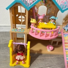 リカちゃんエレベーターのあるおおきなようちえん+別売り人形付きの画像
