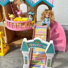 リカちゃんエレベーターのあるおおきなようちえん+別売り人形付きの画像