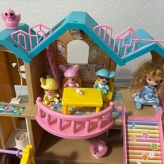 リカちゃんエレベーターのあるおおきなようちえん+別売り人形付きの画像
