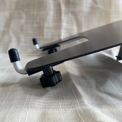 ノートパソコンスタンド　Amazonベーシック モニターアーム用マウントトレー ノートパソコン用 の画像