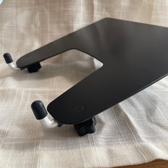 ノートパソコンスタンド　Amazonベーシック モニターアーム用マウントトレー ノートパソコン用 の画像