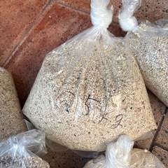 早いもの勝ち。サンゴ砂2種類。海水魚水槽用　1キロあたり200円にて。の画像