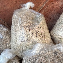 早いもの勝ち。サンゴ砂2種類。海水魚水槽用　1キロあたり200円にて。の画像