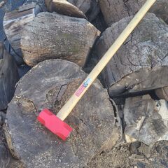 玉切りにした薪材です。薪割り用のハンマーと楔をお付けします。の画像