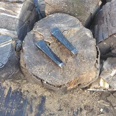 玉切りにした薪材です。薪割り用のハンマーと楔をお付けします。の画像