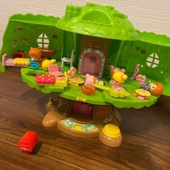 こえだちゃんと木のおうちの画像