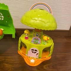 こえだちゃんと木のおうちの画像