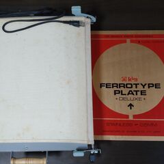 引き伸ばし機と印画紙乾燥機などの画像