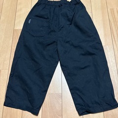 黒のズボン、サイズ95の画像