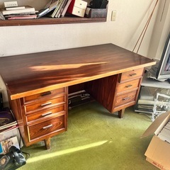 引き出し付き木製デスクの画像