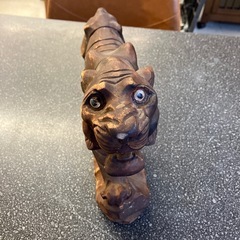 K2511-397 木彫りの虎 置物 オブジェ インテリア 縁起物 全長約40cm キズ汚れ有りの画像