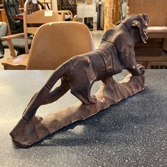 K2511-397 木彫りの虎 置物 オブジェ インテリア 縁起物 全長約40cm キズ汚れ有りの画像