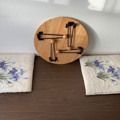 【無料】丸テーブルと座布団のセットの画像