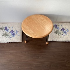【無料】丸テーブルと座布団のセットの画像