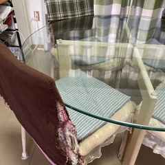 ガラス食卓テーブルの画像