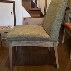 グリーンとオレンジの椅子２脚の画像